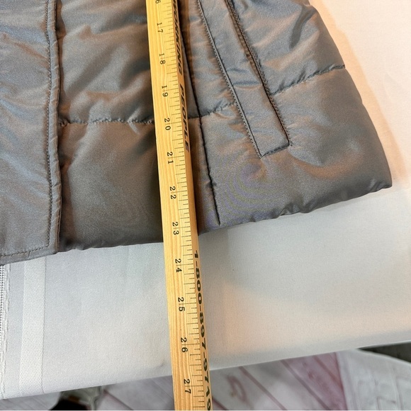 Womens Puffer Vest size Medium grey Sleeveless Hooded Fitted Zip Snap Outerwear - Picture 9 of 9
